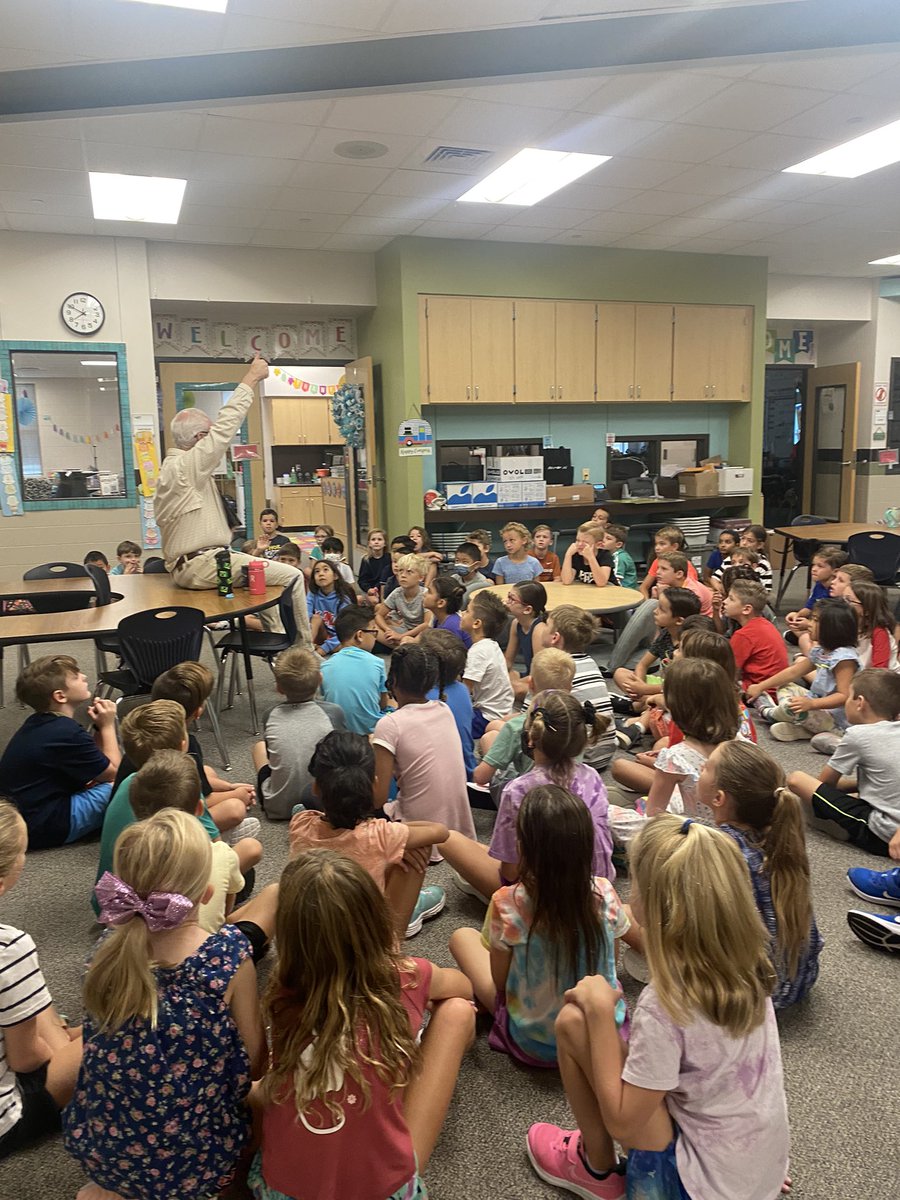 Learning from <a href="/paullsmith/">Paul L Smith</a> this morning to make welcome home signs for the military! 🤍<a href="/RiverRidgeElem/">River Ridge Elem</a>
