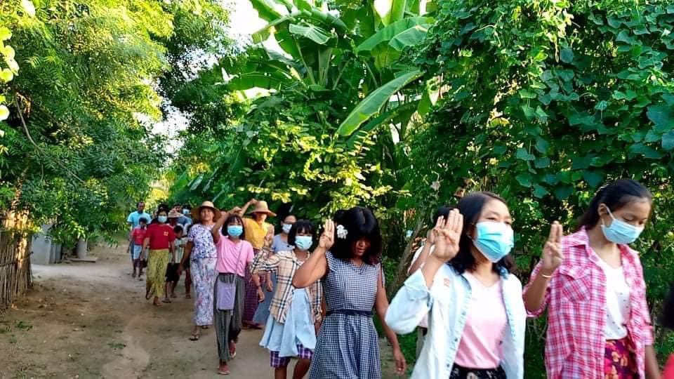 KYITHAR95368969's tweet photo. Shwe Yae Kyi’s evening protest led by residents from #Yinmarbin Twp, #Sagaing Region, regularly staged strike to uproot the #MilitaryDictatorship on August 23.

#2022Aug23Coup                 
#CrimesAgainstHumanity             
#WhatsHappeningInMyanmar https://t.co/dwygwlfV36
