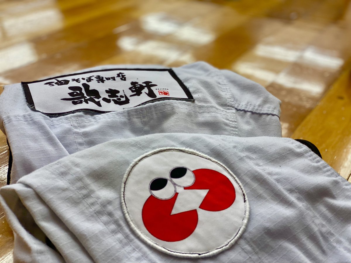 EnjoyBjjLife's tweet photo. 世界選手権用の道着っていうだけで、なんだか練習にも特別感が湧いてくる(´∀`*)
今日も良い汗がかけました!!
#歌志軒 #蟹江町 #エガちゃんねる #へやナビ #ガマカツ #柔術新聞 #kouken #seeek #yoskisuto #あたおか #村民 https://t.co/9FtTkJh5pa