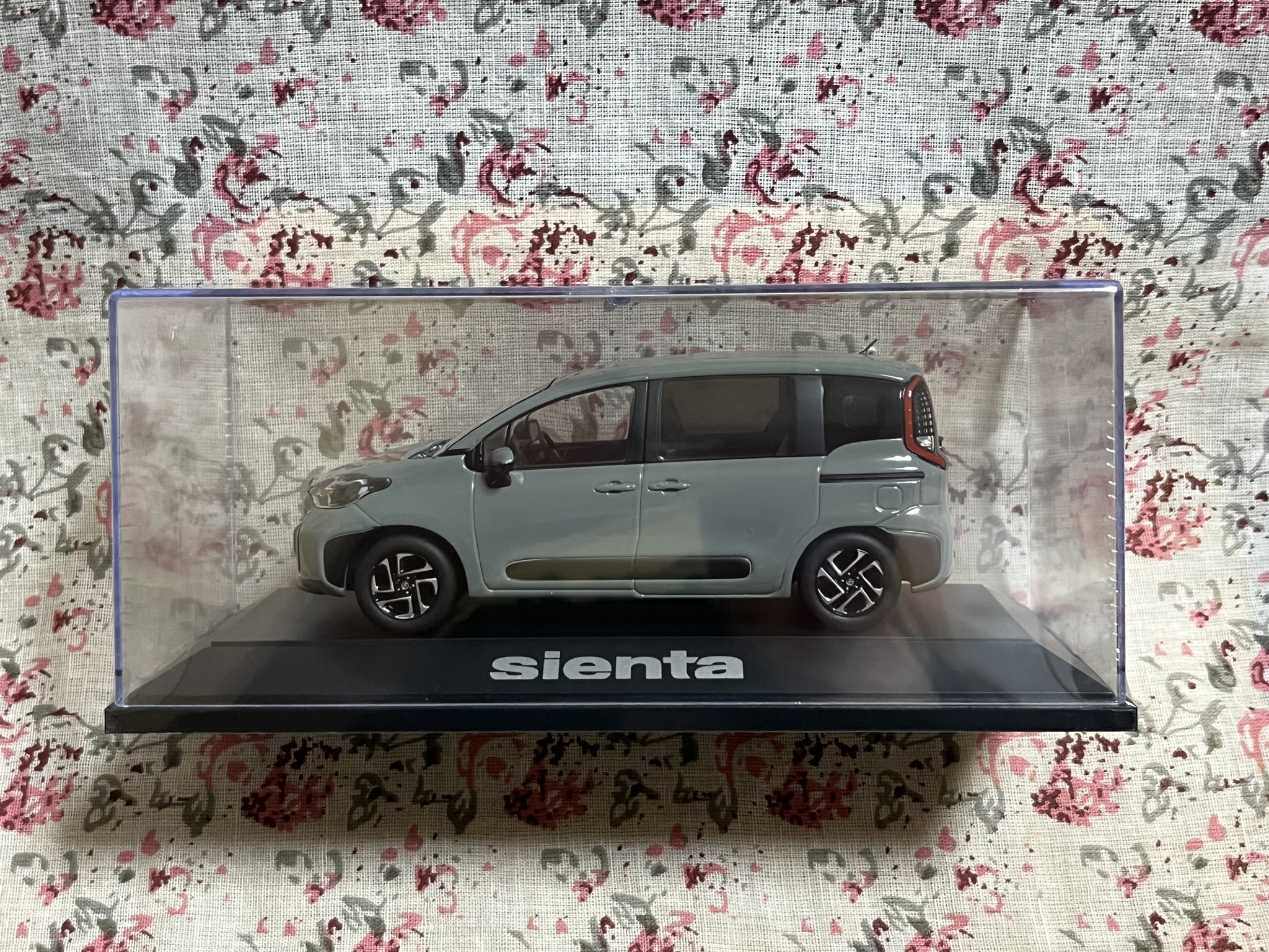 トヨタ 新型 シエンタ 1/30 ミニカー カラーサンプル アーバンカーキ