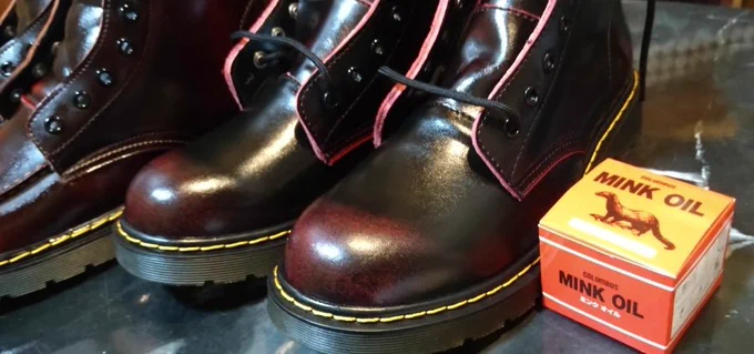 黒赤色のブーツを二足注文して、二足目が到着。めちゃめちゃイイ色味これで本革だったらなぁとりあえずクリーム塗って保護。前回届いたブーツ(こちらは本革)とツーショットこっちはボルドーっぽい渋い赤色で、こっちもお気に入り 