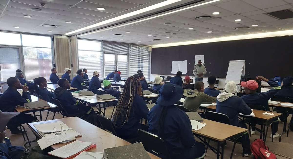 NcConstructCo's tweet photo. DAY 17 OF TRAINING :
Facilitator explaining the assestments process .
Assessments on the first three weeks of training done ✅
#ncconstrucco
#NorthernCape
#moderngrowingsuccessfulprovince
#Commitmentmade
#CommitmentDelivered https://t.co/Xg0EwAFM0E