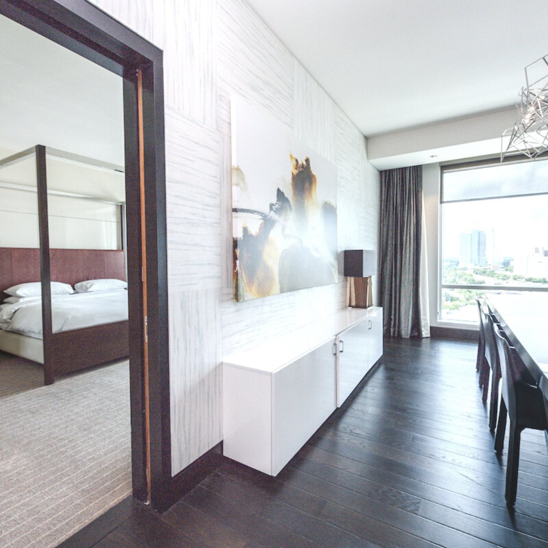 HyattTysons's tweet photo. Unwind in the plaza suite luxurious and spacious 1,155-square-foot suite that features a separate living and dining area, ultramodern designs and floor to-ceiling windows. https://t.co/CAL1uXZh3J