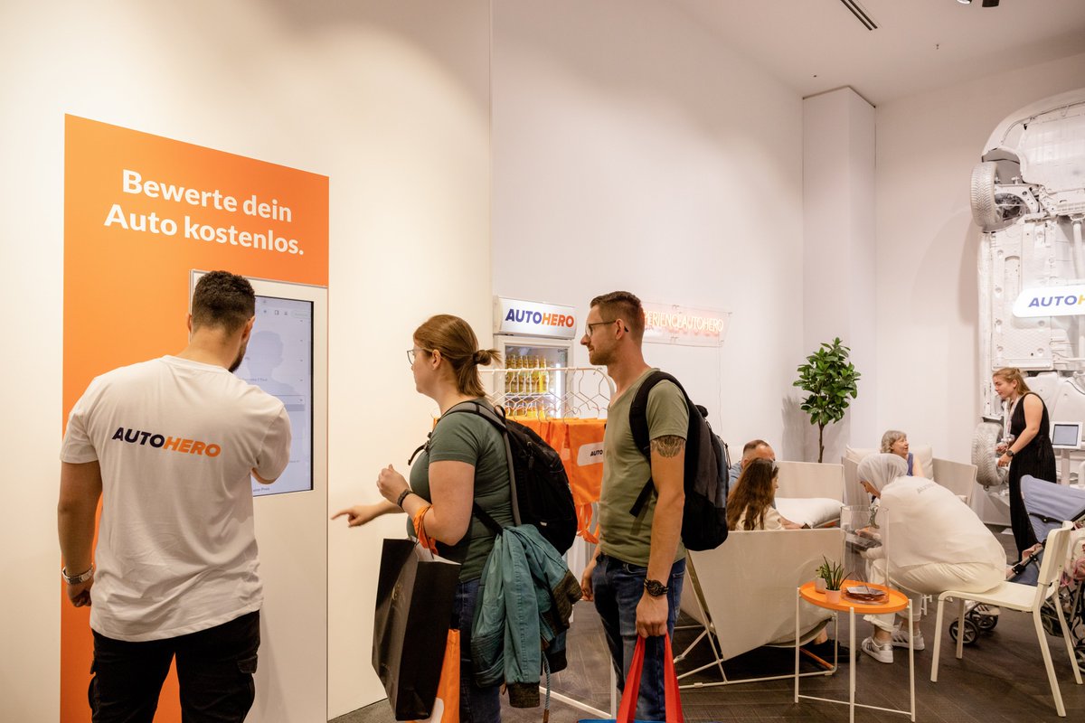 Spot the new #Autohero POP-UP STORE in the Mall of Berlin, which had its grand opening on Saturday 🎉 You can now get free in-person consultations on which car suits you best and how to trade in your old car. Come and visit us - we look forward to seeing you there!