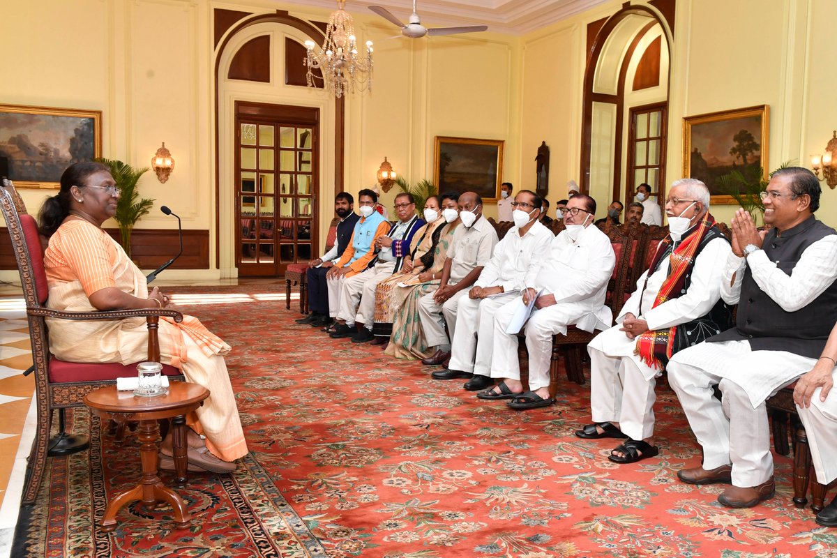 rashtrapatibhvn's tweet photo. A delegation from Akhil Bharatiya Adivasi Vikas Parishad led by Minister of State for Steel and Rural Development Faggan Singh Kulaste called on President Droupadi Murmu at Rashtrapati Bhavan https://t.co/Kc4XpKlIrt