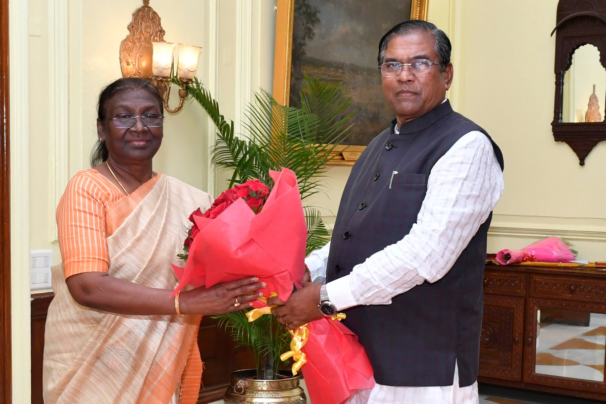 rashtrapatibhvn's tweet photo. A delegation from Akhil Bharatiya Adivasi Vikas Parishad led by Minister of State for Steel and Rural Development Faggan Singh Kulaste called on President Droupadi Murmu at Rashtrapati Bhavan https://t.co/Kc4XpKlIrt