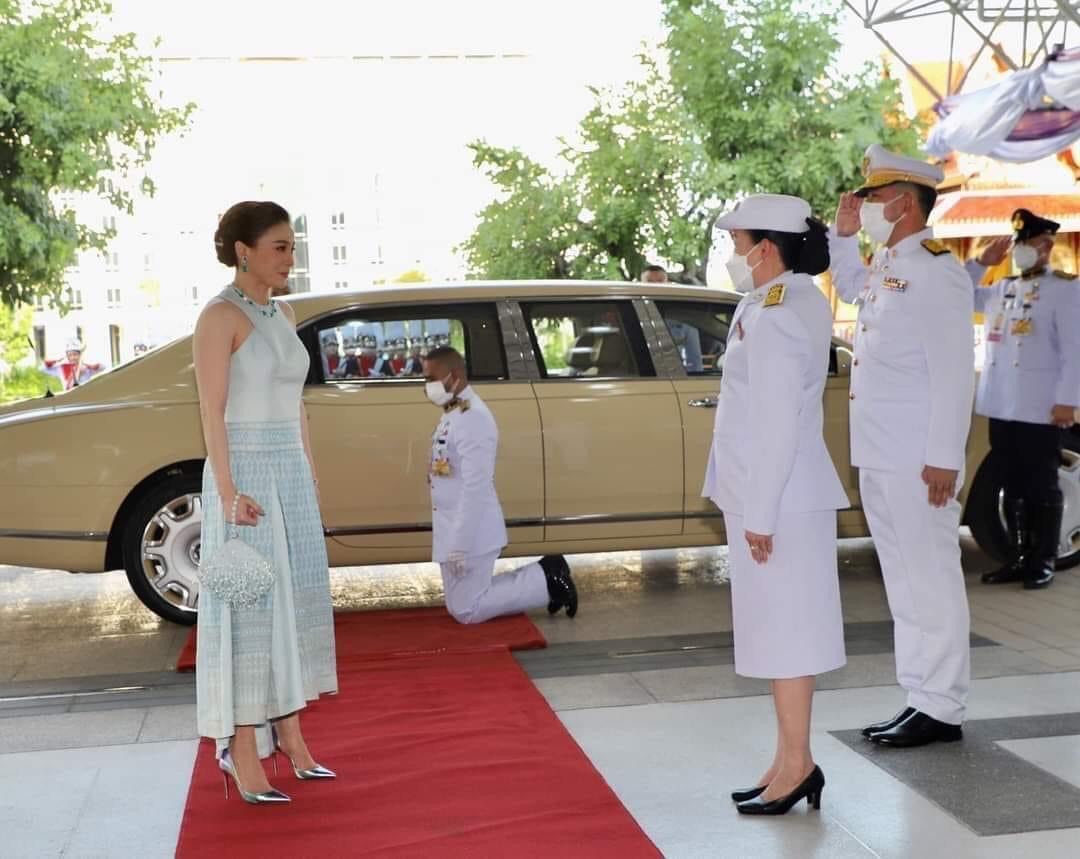 SNN1478's tweet photo. คือดูมาซักพักละค่ะ ช่วยๆกันรีนะคะ
ช่างภาพที่ถ่ายภาพสมเด็จพระนางเจ้าฯ
คือถ่ายได้ป่วยมาก มุมไม่ได้เลย สมเด็จดูอ้วนบ้าง หลังค่อมบ้าง เบลอบ้าง แล้วคือ ท่านยืนยังไงมันก็ถ่ายไม่ดูมุมไรเลย กูงง
ไม่ได้กล่าวหาลอยๆนะคะ แนบรูปค่ะ
เสียดายชุดสวยๆ ใบหน้าสวยๆของท่านอจริงๆค่ะ ไม่ไหวก็เปลี่ยนช่าง https://t.co/1IltFhPFIM