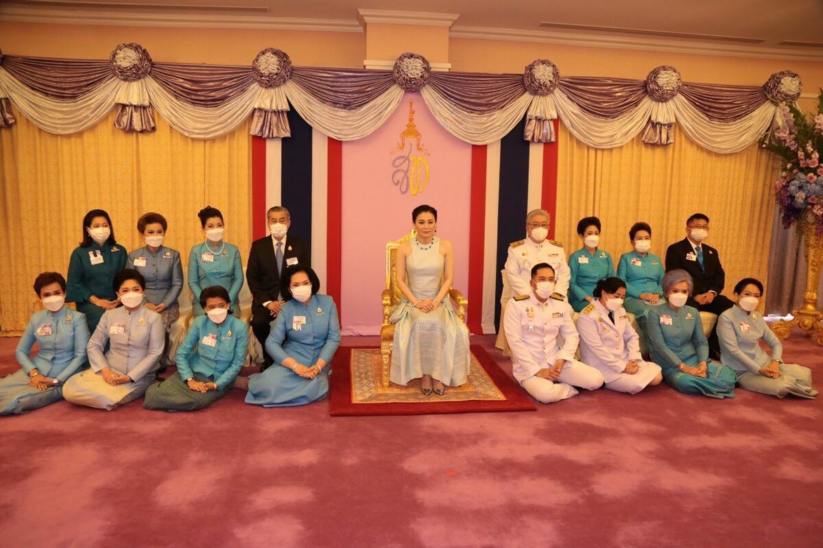 SNN1478's tweet photo. คือดูมาซักพักละค่ะ ช่วยๆกันรีนะคะ
ช่างภาพที่ถ่ายภาพสมเด็จพระนางเจ้าฯ
คือถ่ายได้ป่วยมาก มุมไม่ได้เลย สมเด็จดูอ้วนบ้าง หลังค่อมบ้าง เบลอบ้าง แล้วคือ ท่านยืนยังไงมันก็ถ่ายไม่ดูมุมไรเลย กูงง
ไม่ได้กล่าวหาลอยๆนะคะ แนบรูปค่ะ
เสียดายชุดสวยๆ ใบหน้าสวยๆของท่านอจริงๆค่ะ ไม่ไหวก็เปลี่ยนช่าง https://t.co/1IltFhPFIM