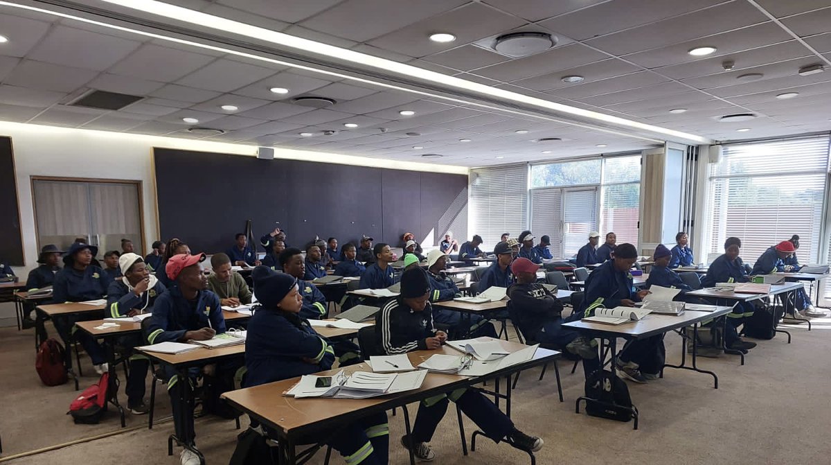 NcConstructCo's tweet photo. DAY 17 OF TRAINING :
Facilitator explaining the assestments process .
Assessments on the first three weeks of training done ✅
#ncconstrucco
#NorthernCape
#moderngrowingsuccessfulprovince
#Commitmentmade
#CommitmentDelivered https://t.co/Xg0EwAFM0E