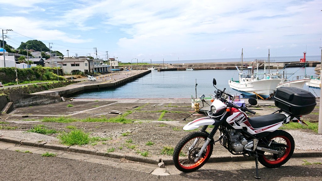 pome_xt250's tweet photo. 本日は映画「さかなのこ」のロケ地を訪問。
順に坂田漁港、伊戸漁港への道、布良漁港です。
伊戸と布良は予告編を見てすぐに分かりましたが坂田は渚の駅たてやまで貰ったロケ地マップを見て知りました。
※岸壁は基本的に立入禁止なので外から見るだけにしましょう。
#さかなのこ #房総半島 #館山 https://t.co/mJPO67FUfN