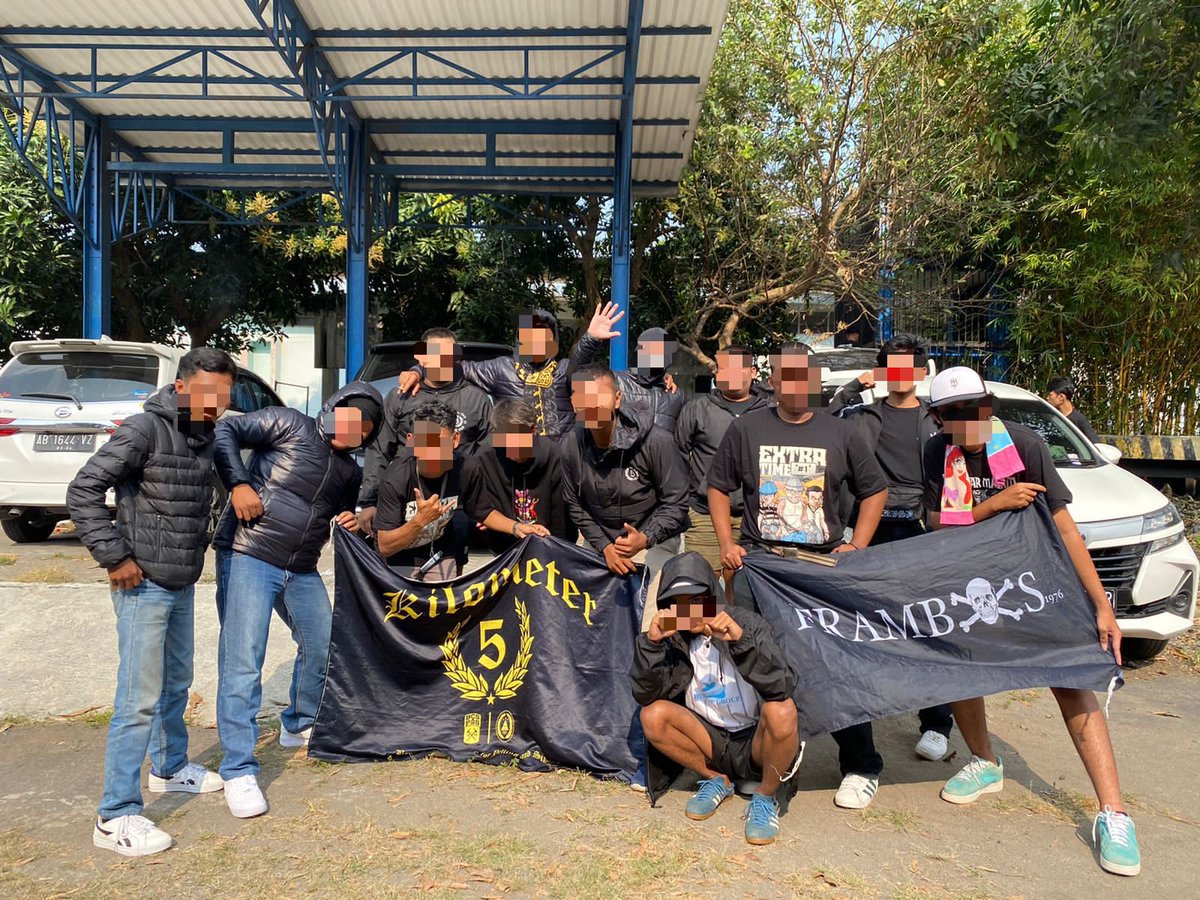 FRAMBOS__1976's tweet photo. Kami pamit undur diri,matursuwun kediri 3 point nya🍻
#PSSday 
#awaydays https://t.co/yqBtmNtlqg