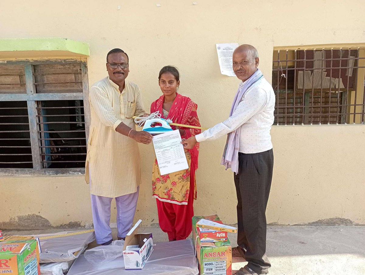 WVINepal's tweet photo. 390 hours of vocational training on tailoring &amp; mobile repairing was concluded this week at Ekdara Rural Municipality, Mahottari district. https://t.co/Ywo4Rj8qzd