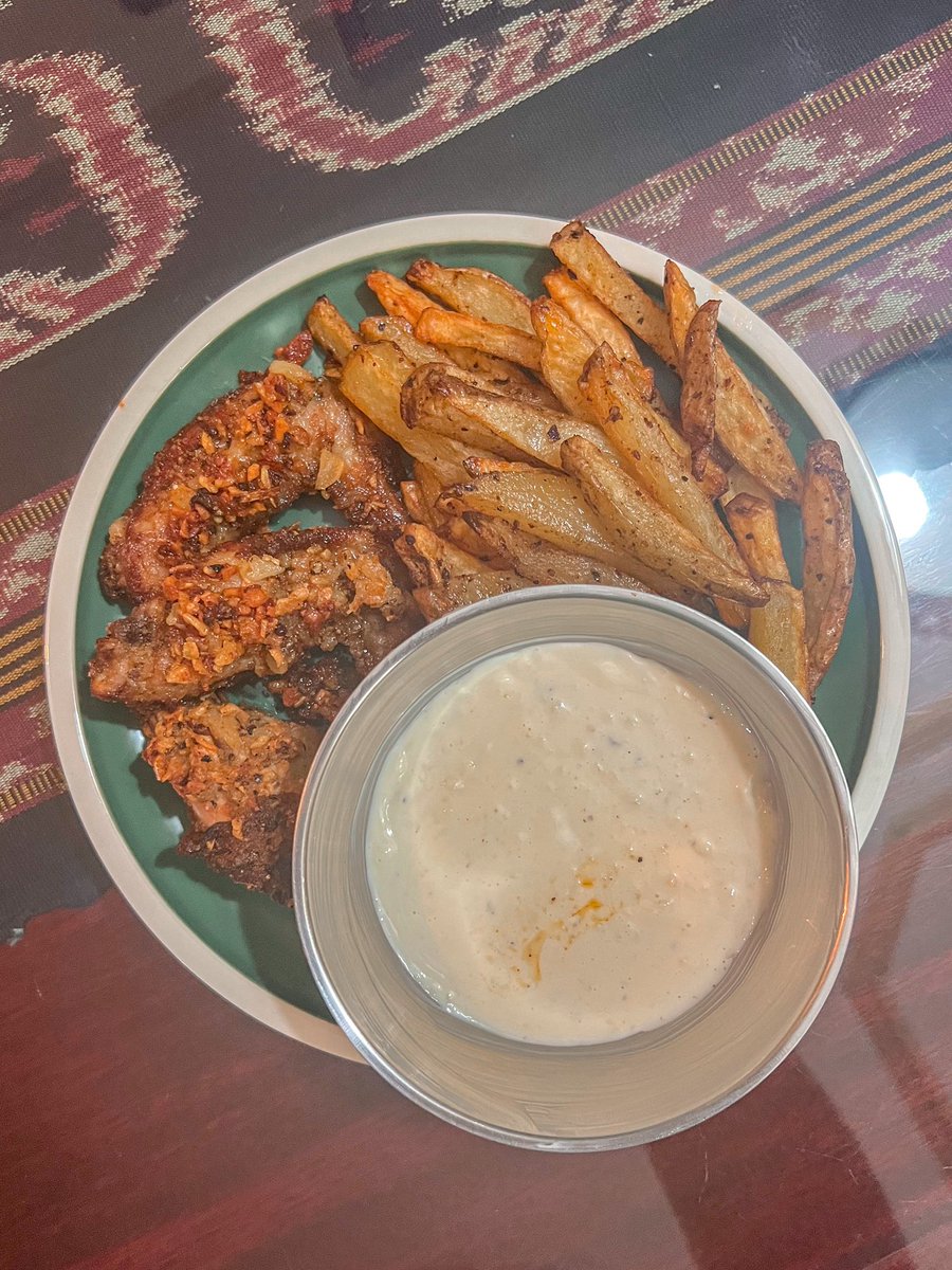 babymochitinnie's tweet photo. Airfried garlic parmesan chicken wings and fries for dinner 🍗

#CookItLikeAPooky @BTSARMYKitchen 👩🏻‍🍳💜 https://t.co/uGzn8cxFqu
