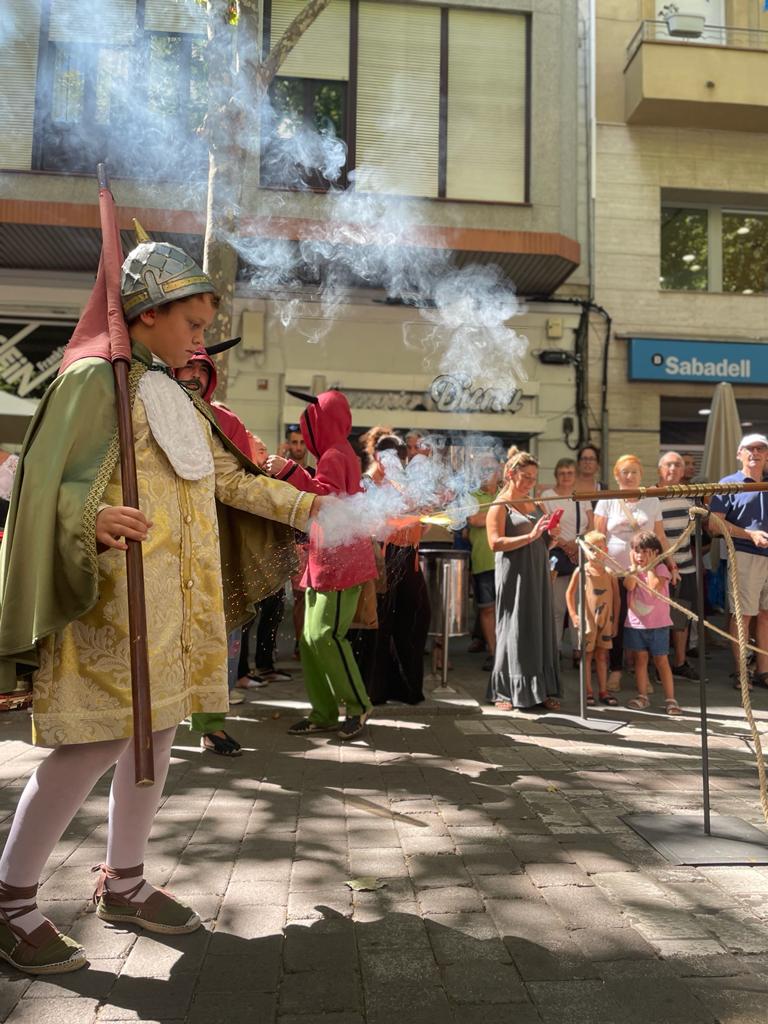 BallSantMiquel's tweet photo. Aquest matí hem arrencat la #FMIgualada22, amb l'Entrega del foc per a la Tronada d'@elsvoladors i el trasllat de St. Bartomeu. 📷Fotos: @LauraPaletOrpin. ⚠️ A les 20h, Ball parlat i versots a la pl. de l'Ajuntament https://t.co/izw0tmd3GW