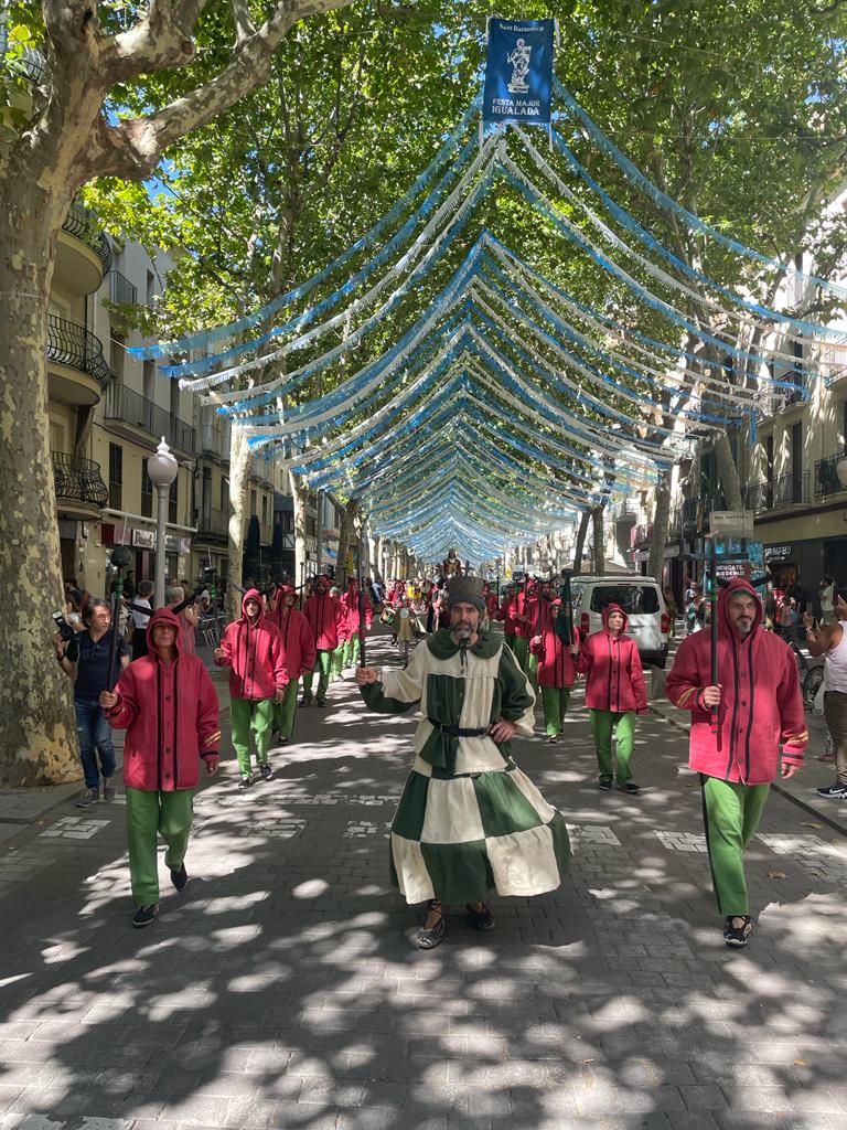 BallSantMiquel's tweet photo. Aquest matí hem arrencat la #FMIgualada22, amb l'Entrega del foc per a la Tronada d'@elsvoladors i el trasllat de St. Bartomeu. 📷Fotos: @LauraPaletOrpin. ⚠️ A les 20h, Ball parlat i versots a la pl. de l'Ajuntament https://t.co/izw0tmd3GW