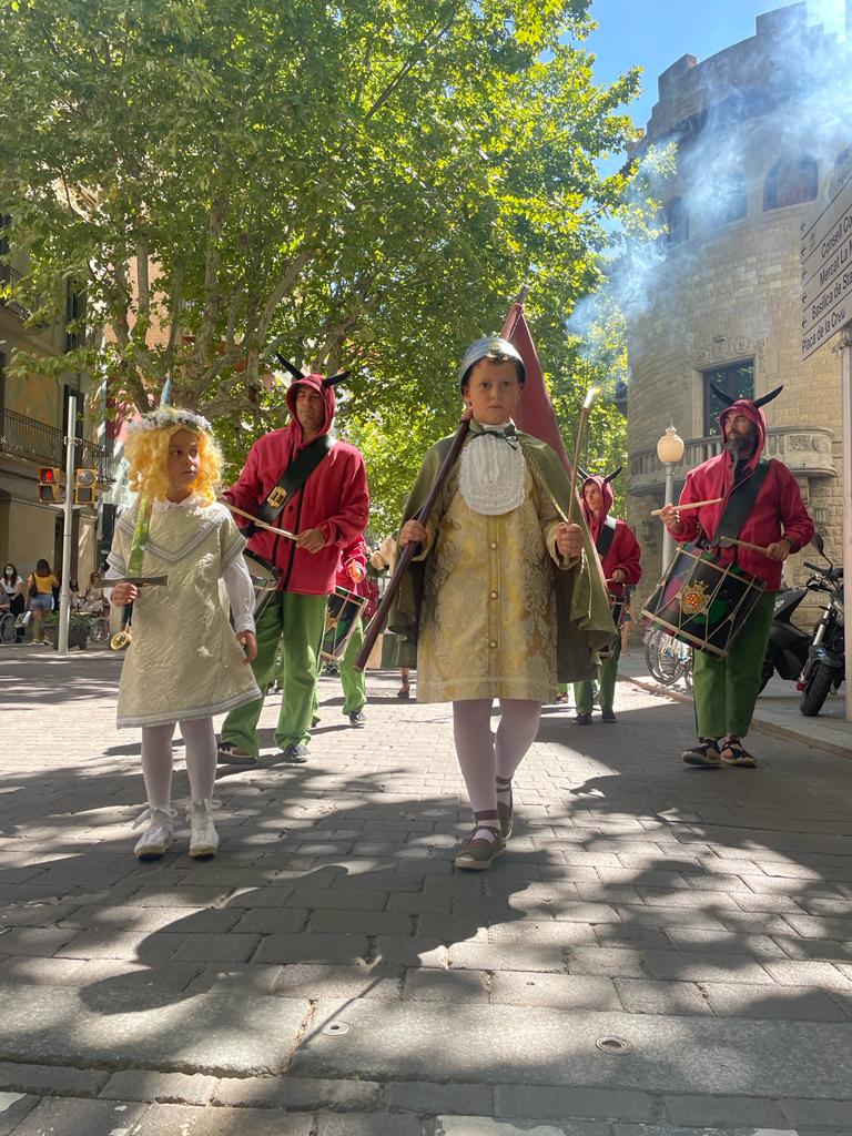 BallSantMiquel's tweet photo. Aquest matí hem arrencat la #FMIgualada22, amb l'Entrega del foc per a la Tronada d'@elsvoladors i el trasllat de St. Bartomeu. 📷Fotos: @LauraPaletOrpin. ⚠️ A les 20h, Ball parlat i versots a la pl. de l'Ajuntament https://t.co/izw0tmd3GW