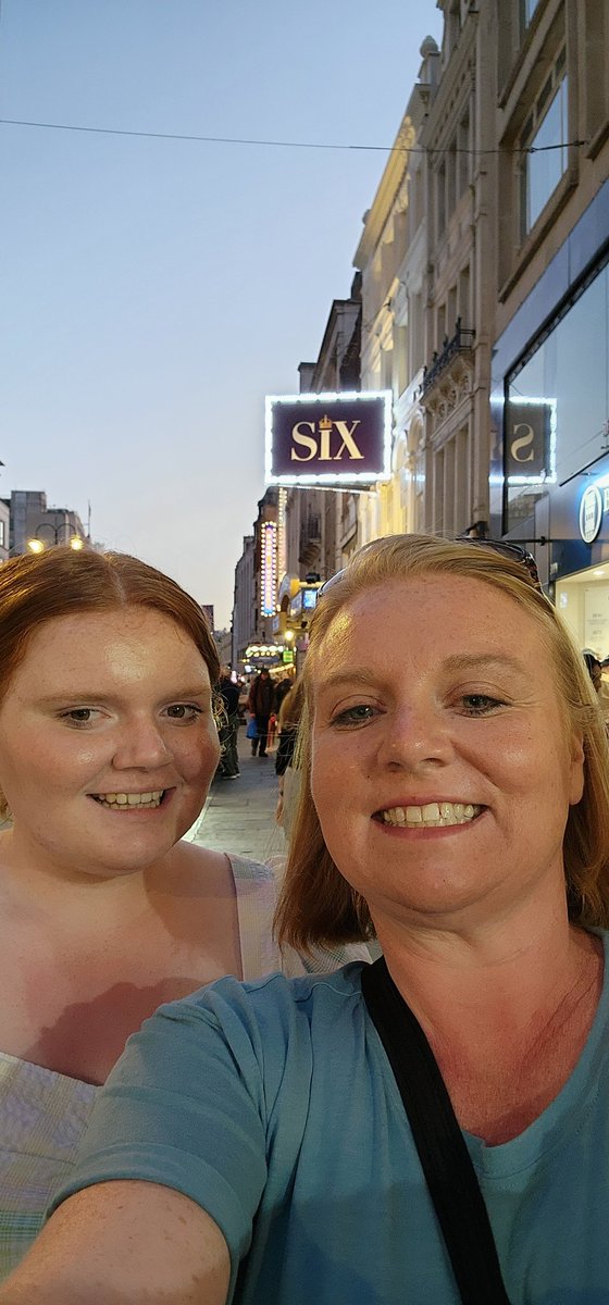 KellyGeorge78's tweet photo. @KellyClarksonTV thank you for the amazing London giveaway for your 40th Birthday.  We just got back and it was great mom and daughter getaway.  We have always dreamed of Europe like Gilmore girls and we didnt backpack but had an AMAZING time https://t.co/u98OvHwNsz