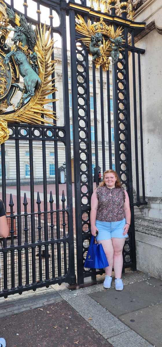 KellyGeorge78's tweet photo. @KellyClarksonTV thank you for the amazing London giveaway for your 40th Birthday.  We just got back and it was great mom and daughter getaway.  We have always dreamed of Europe like Gilmore girls and we didnt backpack but had an AMAZING time https://t.co/u98OvHwNsz
