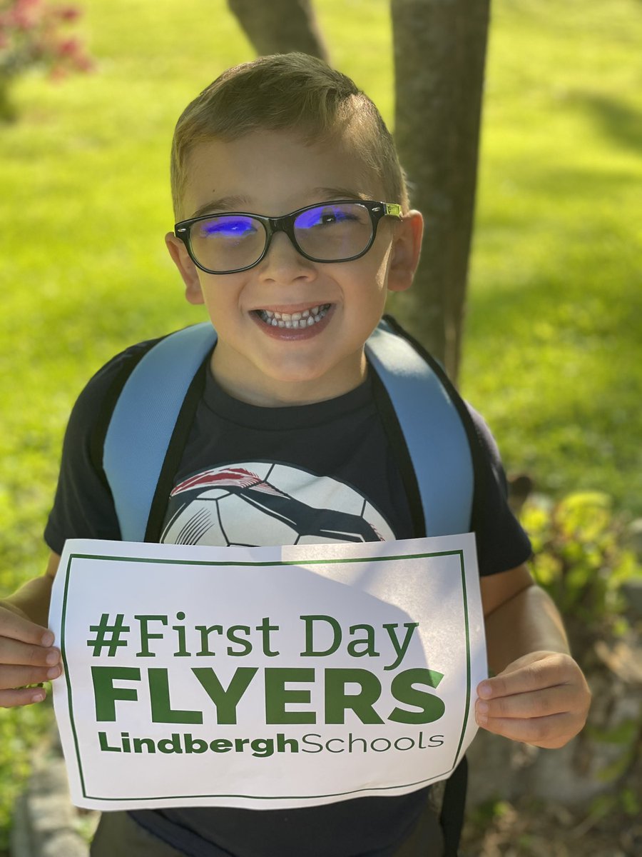 dramy_z's tweet photo. Happy first day Lindbergh flyers!! Hereโs to a great year!! #firstdayflyers https://t.co/UX81fVvimD