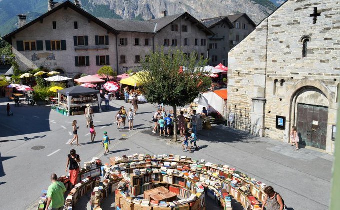 STMediaCH's tweet photo. Das grösste Bücherfest der Schweiz! 
Buchhändler, Antiquare, Verleger, Autoren&amp;Künstler treffen sich in Saint-Pierre-de-Clages bei #Chamoson im Rhonetal! 
Ein Muss für Leseratten, Geschichtsbegeisterte und Comicsfans! 
26.-28.8.22.
@valaiswallis
https://t.co/vhwsWr6OIe https://t.co/TgCkcUv9NX