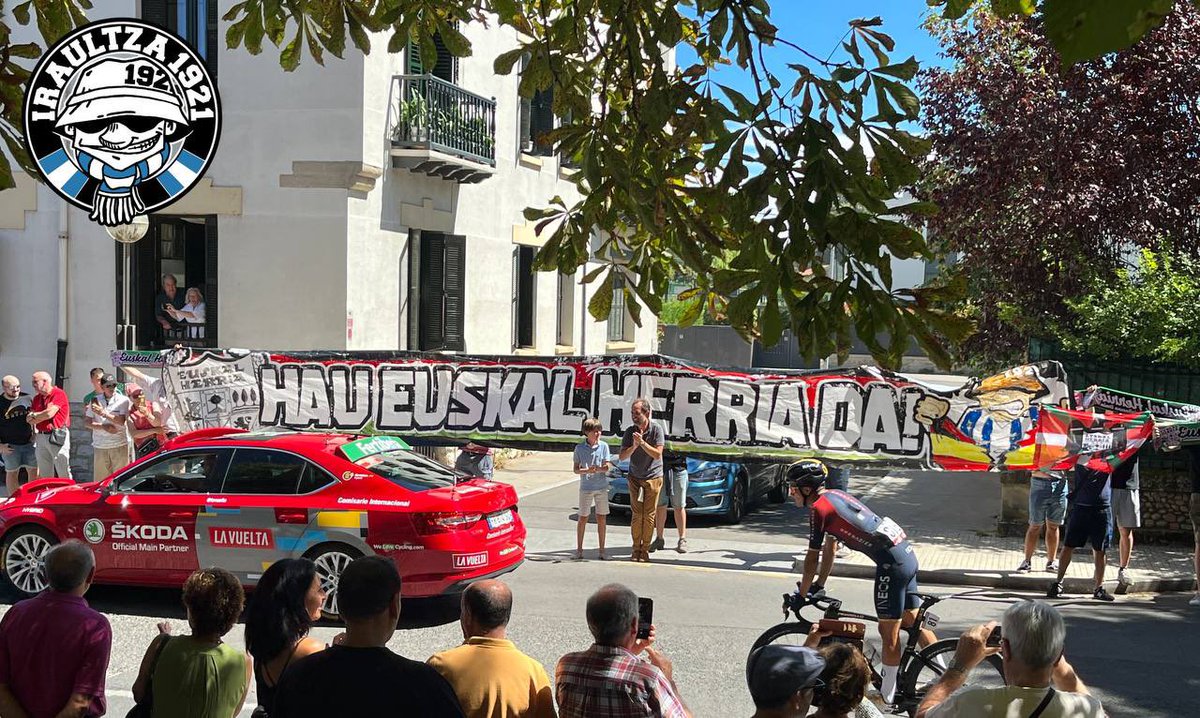 Iraultza1921's tweet photo. Kirolaren aitzakipean espainolismoa sustatu nahi duten bitartean aurrean izango gaituzue.
#HauEzDaEspainia https://t.co/bsDT2RWMXf