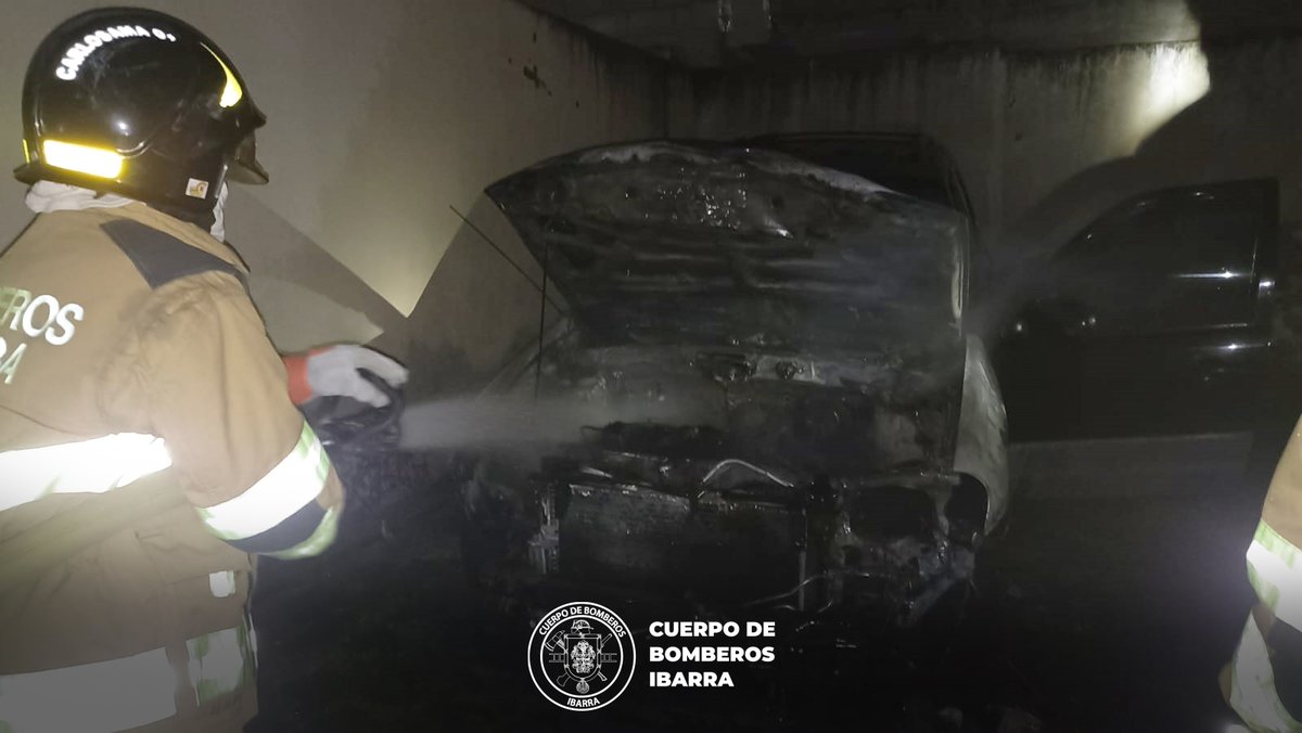 Bomberos_Ibarra's tweet image. 🚐🔥Esta madrugada controlamos y sofocamos un #incendio #vehicular ocurrido en la Av. 17 de Julio (La Victoria)

🌬 Luego de asegurar la escena se procedió a controlar y #liquidar el fuego, realizaron tareas de #enfriamiento.

🤕 Afortunadamente, no existió personas herida#Choque