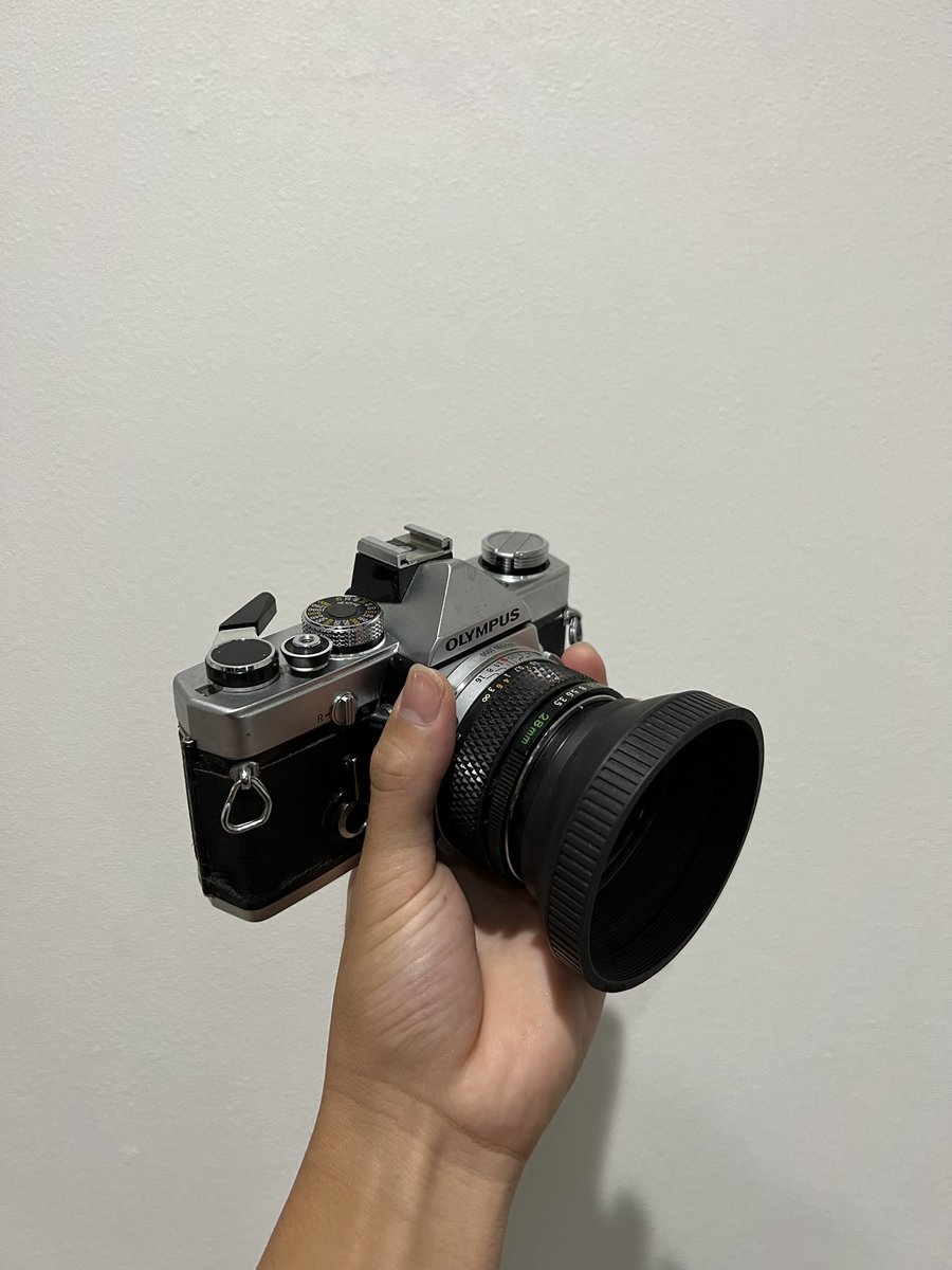 JunpeiYamabe's tweet photo. 【急募】
先日最近まで一線で活躍されてたカメラマンさんからオリンパスのOM-1を頂きました。
汚れのお手入れしなよーと渡されましたが、フィルムカメラ素人で、何をすべきかもわかりません。
予算感も分かりませんが1万円くらいで汚れのお手入れをしたいと考えています。
どこがいい業者ありますか！ https://t.co/FAvi96pddT