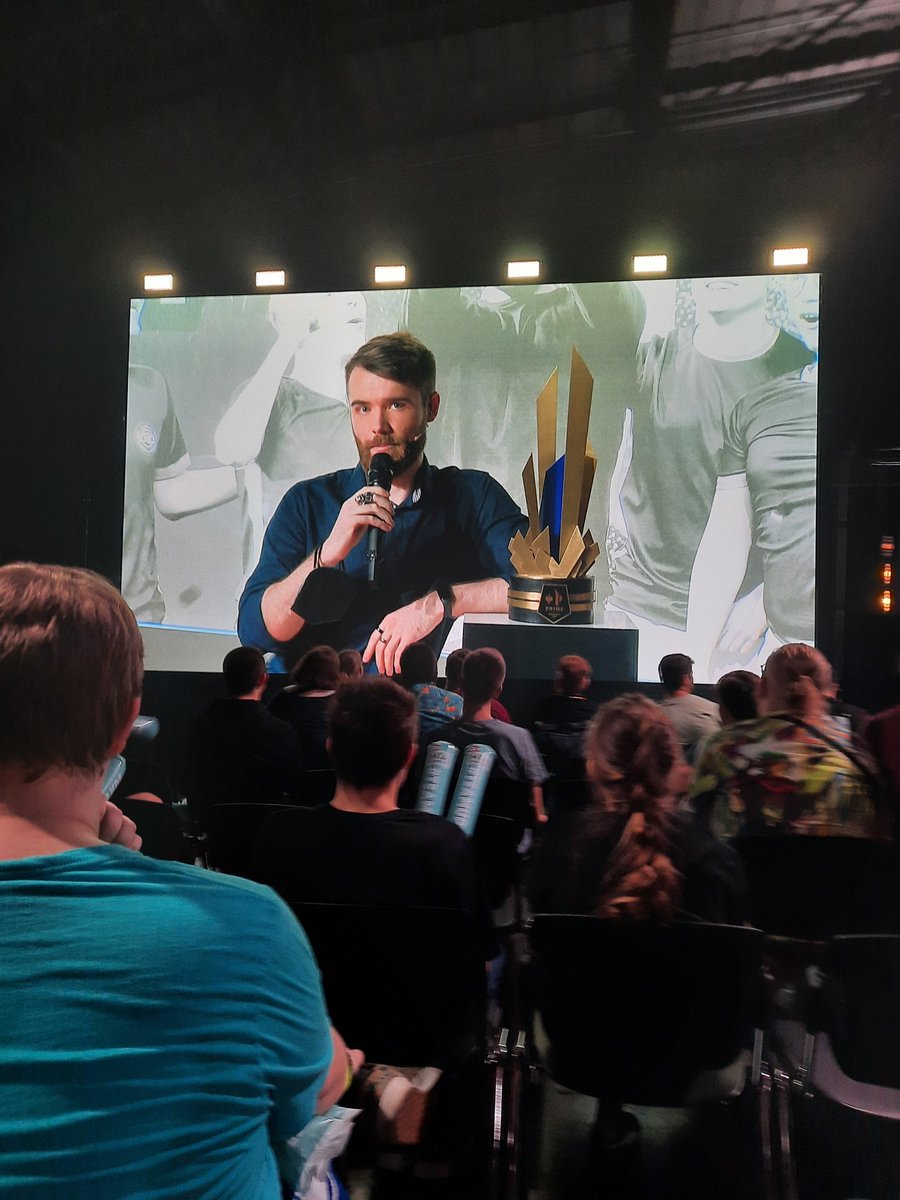 merlesstuff's tweet photo. Samstag war das #EndlichOffline Event mit dem Finale der @PrimeLeague zwischen @UnicornsOfLove und @S04Esports und es war einfach komplett insane 😍🤩
Das Showmatch, Leute treffen und die Final Series an sich, einfach alles komplett toll! https://t.co/HXikn3DwpT