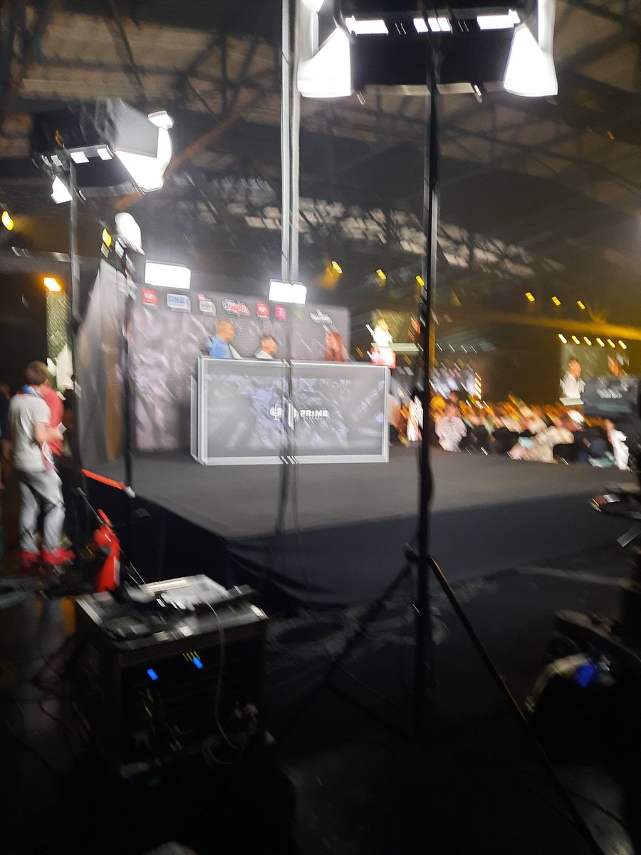 merlesstuff's tweet photo. Samstag war das #EndlichOffline Event mit dem Finale der @PrimeLeague zwischen @UnicornsOfLove und @S04Esports und es war einfach komplett insane 😍🤩
Das Showmatch, Leute treffen und die Final Series an sich, einfach alles komplett toll! https://t.co/HXikn3DwpT