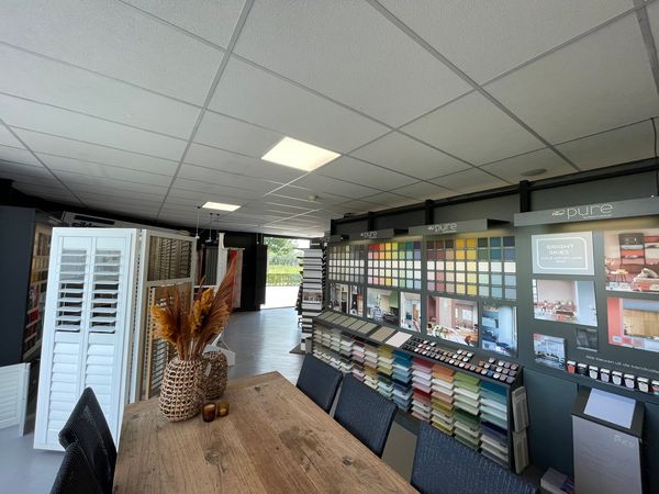 Kleuren uitkiezen blijft lastig. Het scheelt enorm om de kleur vast in de juiste glans op een staal te bekijken. Neem ook gerust eens stalen mee naar huis om er zeker van te zijn dat u de juiste kleur kiest! #interieur #kleur #advies