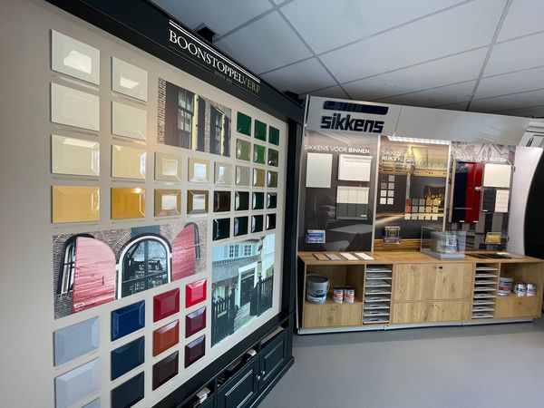 VerhoevenVerf's tweet photo. Kleuren uitkiezen blijft lastig. Het scheelt enorm om de kleur vast in de juiste glans op een staal te bekijken. Neem ook gerust eens stalen mee naar huis om er zeker van te zijn dat u de juiste kleur kiest! #interieur #kleur #advies https://t.co/D5PJOcz8FU