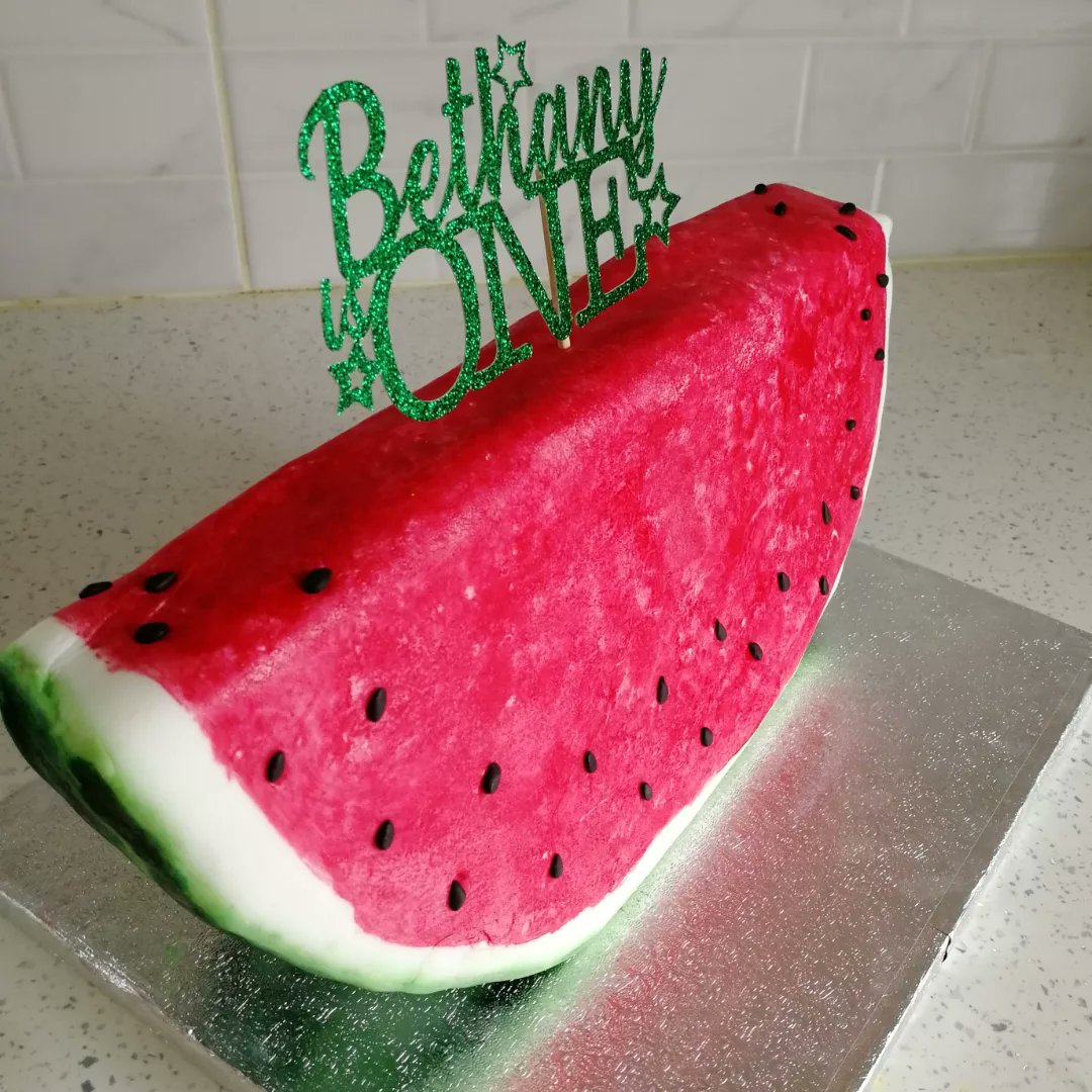 A very special cake 🍉 for a very special first birthday! Inside this watermelon was a raspberry and lemon sponge with a white chocolate ganache.

#joejoesbakes #birthdayorder #birthday #leicestershirebusiness #leicestershirebaker #leicester #leicestershire