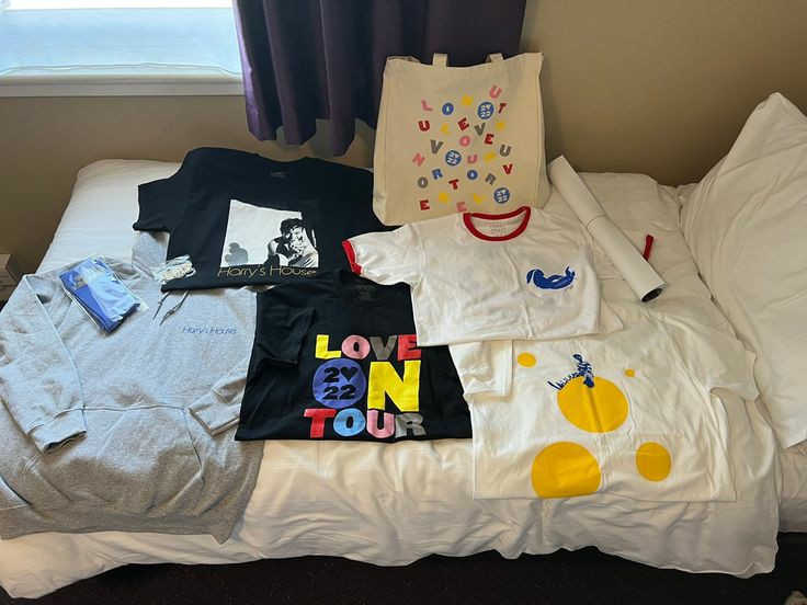 HARRY STYLES LOVE ON TOUR MERCH GIVEAWAY!! 

- 2 people win this set 
- must be following
- must rt and like this tweet

Ends in 7/9 good luck international !!