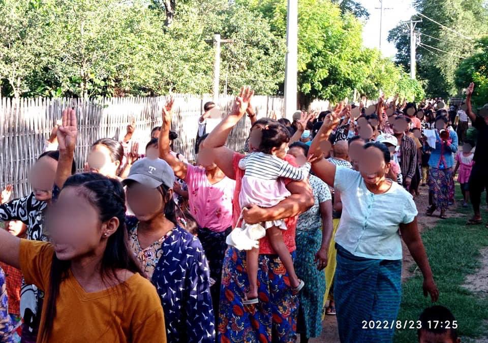 KYITHAR95368969's tweet photo. The BEGSC and pro-democracy residents from #Myaing Twp, #Magway , staged an evening strike to drive out the #MilitaryDictatorship on August 23.

#2022Aug23Coup      
#CrimesAgainstHumanity      
#WhatsHappeningInMyanmar https://t.co/QJpexopiaB
