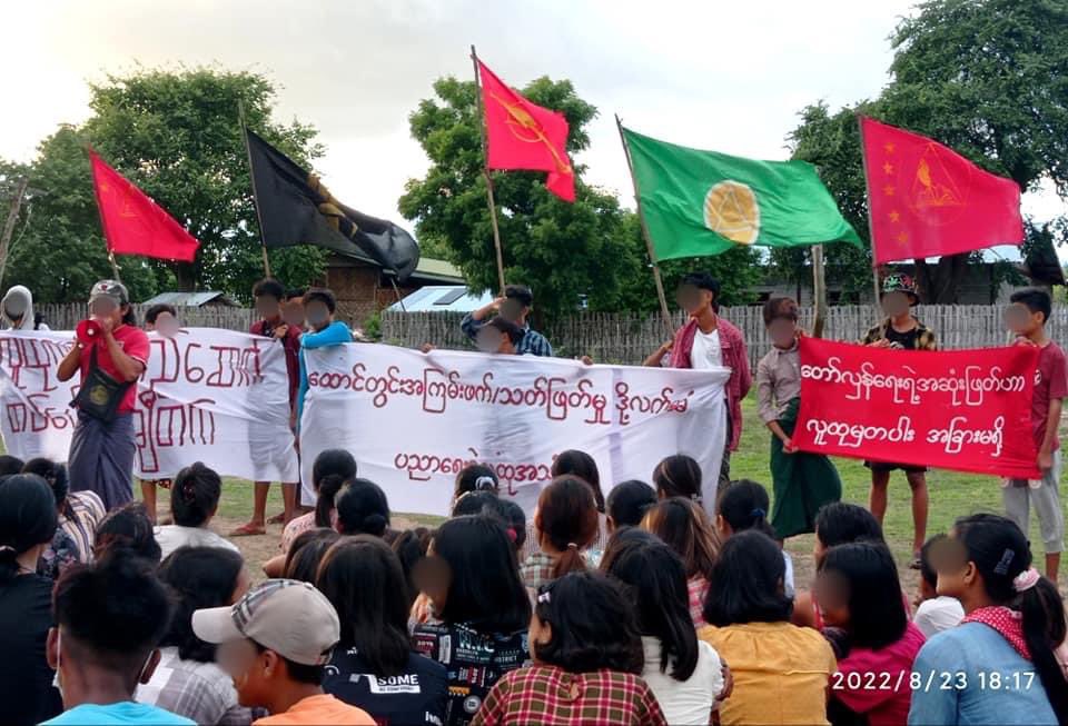 KYITHAR95368969's tweet photo. The BEGSC and pro-democracy residents from #Myaing Twp, #Magway , staged an evening strike to drive out the #MilitaryDictatorship on August 23.

#2022Aug23Coup      
#CrimesAgainstHumanity      
#WhatsHappeningInMyanmar https://t.co/QJpexopiaB