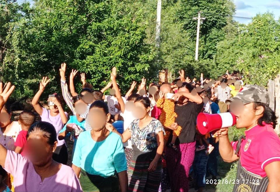 KYITHAR95368969's tweet photo. The BEGSC and pro-democracy residents from #Myaing Twp, #Magway , staged an evening strike to drive out the #MilitaryDictatorship on August 23.

#2022Aug23Coup      
#CrimesAgainstHumanity      
#WhatsHappeningInMyanmar https://t.co/QJpexopiaB