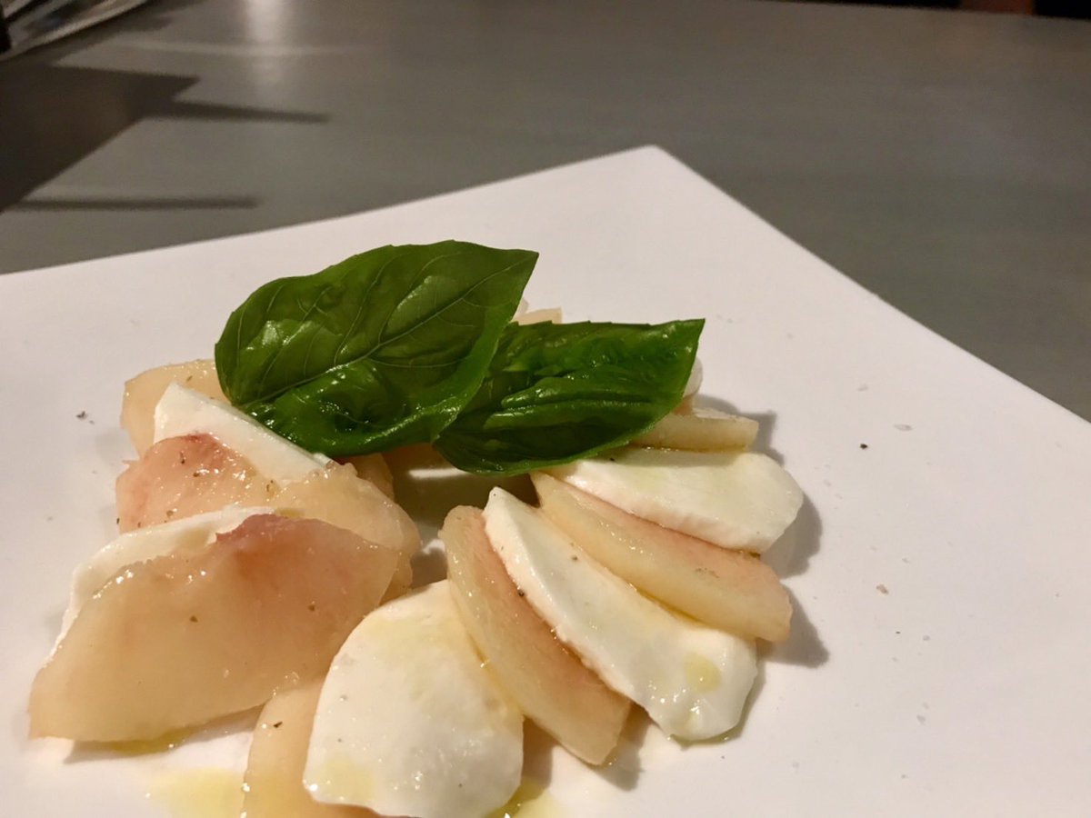 accatone539's tweet photo. 季節限定「桃のカプレーゼ🍑」
そして、こちらも季節限定「メロンスパークリング🍈」
夏の終わりと秋の始まり☀️🍂
両方を味わえるのは今だけです✨
ご来店お待ちしております♪
#アッカトーネ539 #accatone539 #ワインツアー #ワインバー #角打ち #岩手 #盛岡 https://t.co/RpX9bnYvQZ