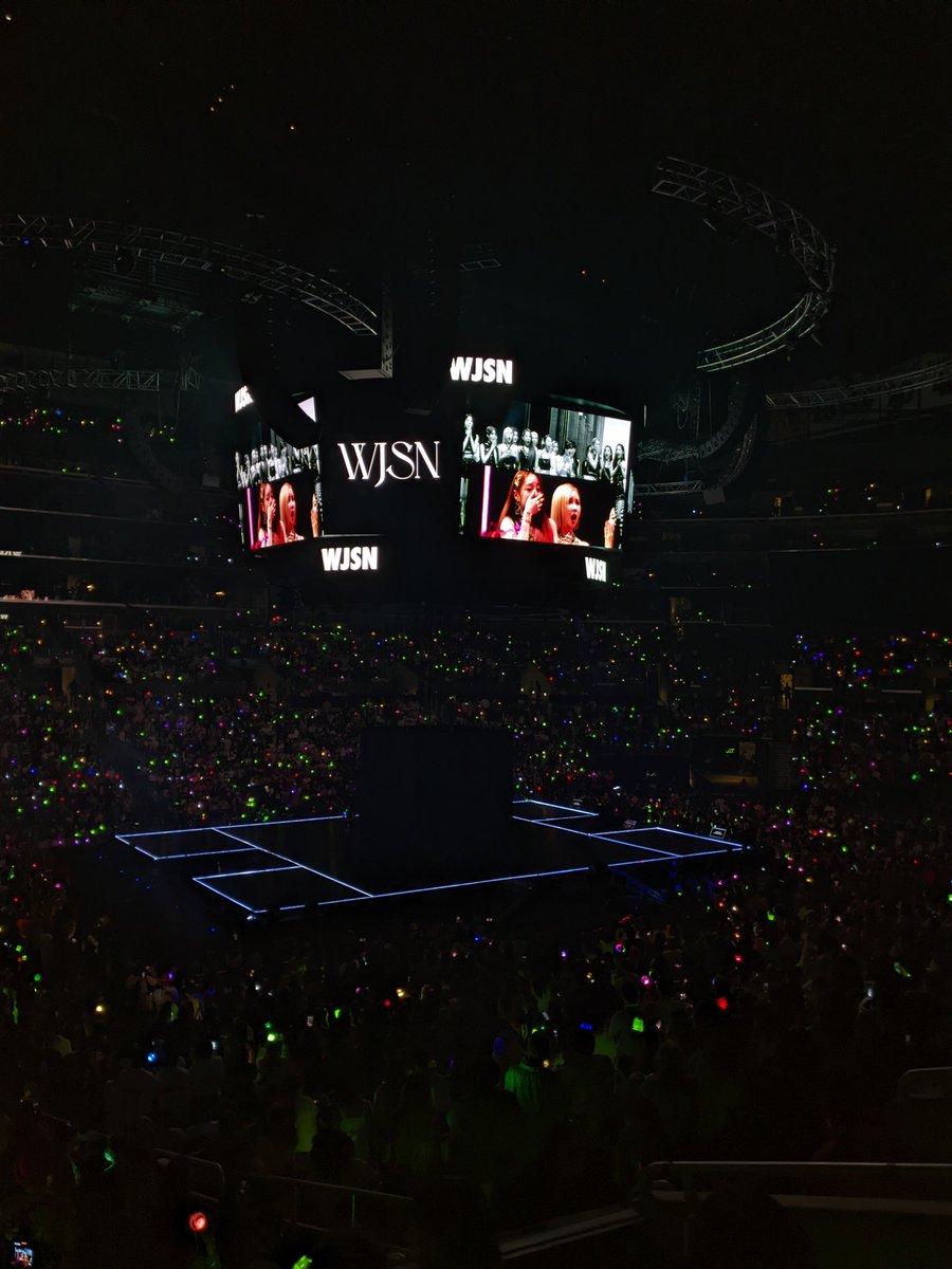 SandyCrossinOvr's tweet photo. #WJSNinLA #WJSN https://t.co/wJr5qlDnhb