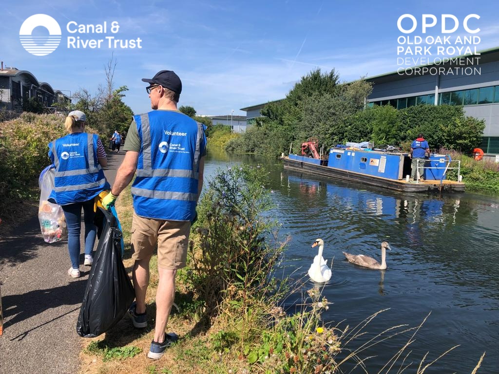 💪🚮Be part of the volunteering and biodiversity programme on the #GrandUnionCanal in Old Oak &amp; Park Royal.

Join us for litter picking this Thursday, 25th August 10am-1pm at Acton Lane, Park Royal (postcode NW10 7AE, nearest station Harlesden).

Details👉 canalrivertrust.org.uk/volunteer/oppo…