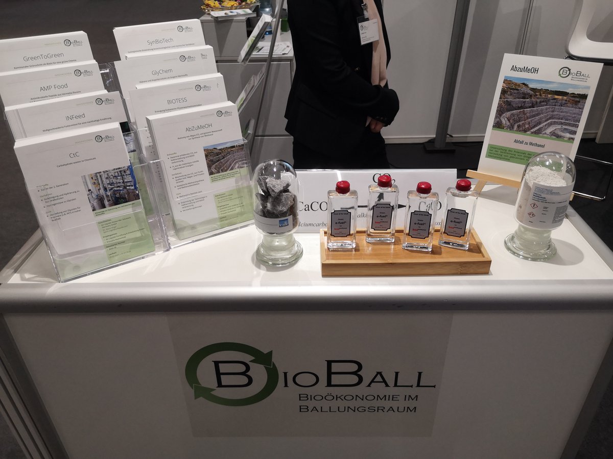 DECHEMA's tweet photo. Am Freitag wird der hessische Wirtschaftsminister Tarek Al-Wazir bei der #ACHEMA zu Gast sein. Während seines Rundgangs über das Frankfurter Messegelände wird er auch bei den Kollegen auf dem #BioBall-Stand in Halle 6.0 vorbeikommen. 
https://t.co/Y7H176KXLJ https://t.co/jtnhhl7AzB