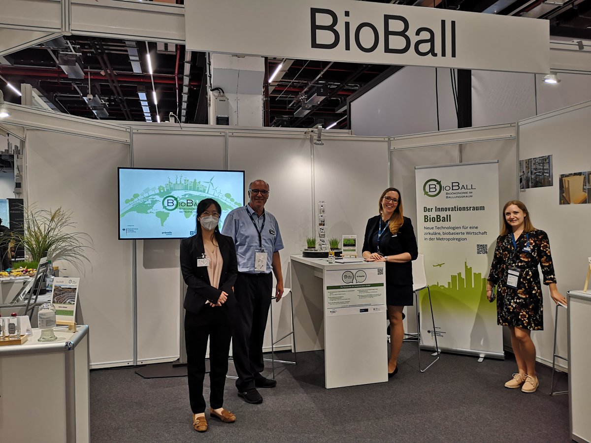 DECHEMA's tweet photo. Am Freitag wird der hessische Wirtschaftsminister Tarek Al-Wazir bei der #ACHEMA zu Gast sein. Während seines Rundgangs über das Frankfurter Messegelände wird er auch bei den Kollegen auf dem #BioBall-Stand in Halle 6.0 vorbeikommen. 
https://t.co/Y7H176KXLJ https://t.co/jtnhhl7AzB