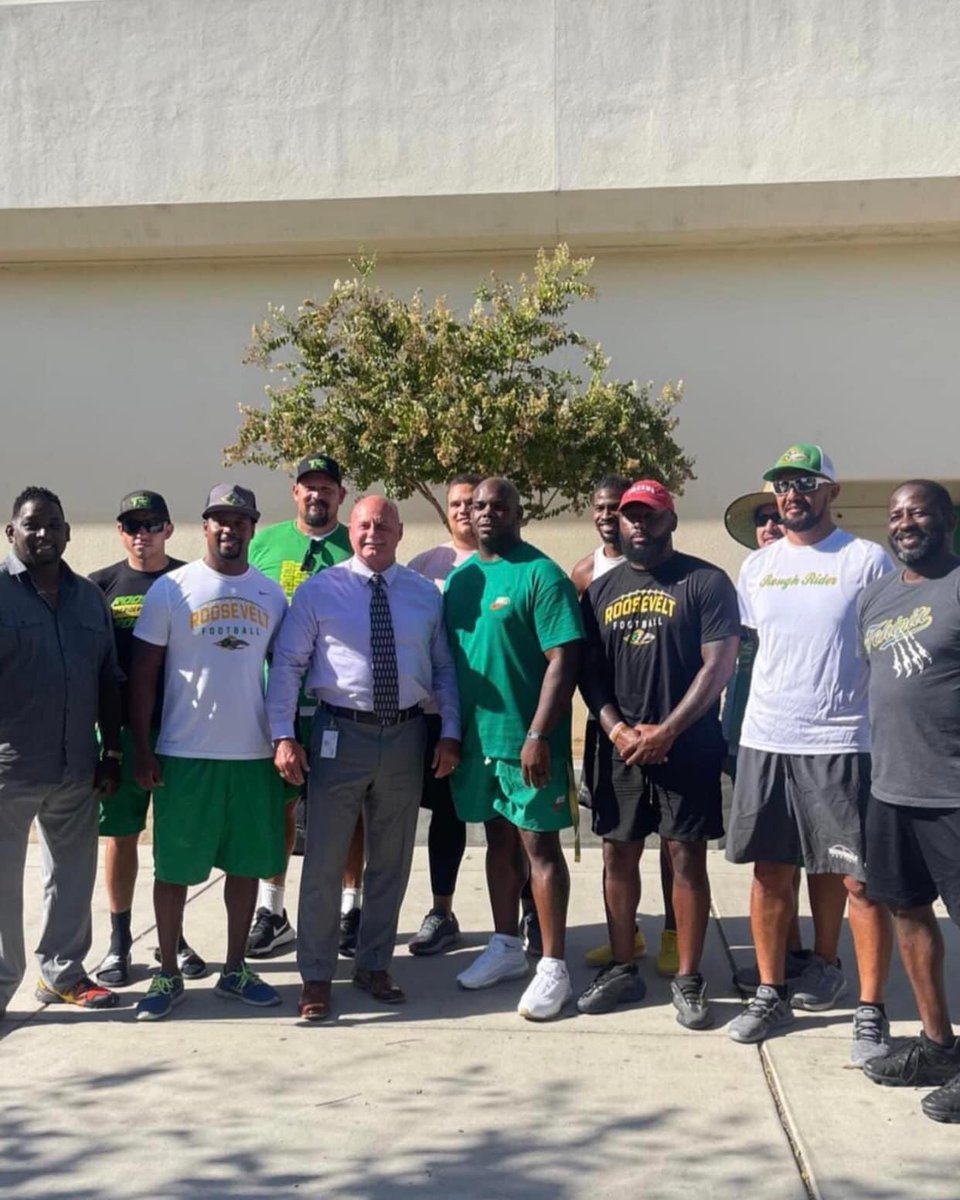 DwThaRbGuru's tweet photo. Thank you Mayor Dyer for coming to speak to our young men & woman Football Rough Riders We Greatly appreciate….#OneTeamOneGoalOneCommunity @TheRHSRiders @BobNelson_FUSD @FUSD_Athletics https://t.co/o0JAEsEyXB