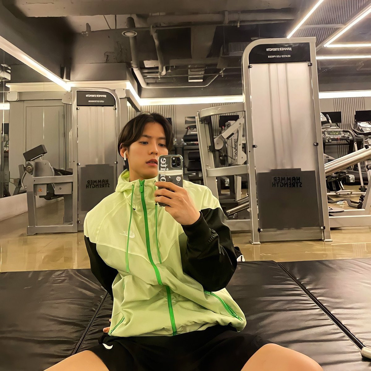 ⠀⠀⠀
     Bom dia com uma foto no treino preguiçoso de hoje cedo. Confesso que tô cansado pra cacete e só saí da cama porque coloco uns 10 alarmes seguidos no despertador. Algum dia, eu juro, vou jogá-lo na parede; btw, espero que tenham dormido bem! 
⠀⠀