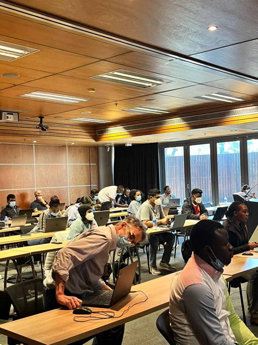 Great to see a full house attending the Exploratory Data Analysis Workshop in Durban. @JSAN4CHRIST currently lecturing. #capacitybuilding #Bioinformatics See full schedule here: eda-workshop-durban-2022.org @UKZN @AHRI_News