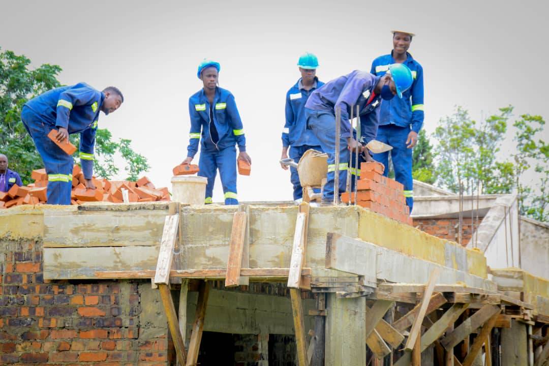 DelstanConstr's tweet photo. We #build #durable #structures that ensure a #quality lifestyle in the setting of your choice #Urban or #Rural. #Delstan ensures we go the extra mile in securing #TopBrand #Materials for all our projects. https://t.co/vafKVvg2bd