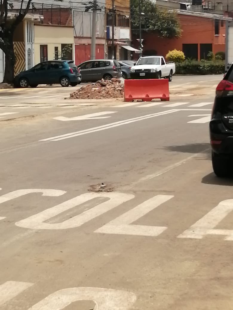 seclancaster's tweet photo. Por favor @AzcapotzalcoMx y @MargaretSaldana y  @SacmexCDMX 

Tenemos tres meses con obstrucción vial en Hacienda Escolástica, col. Providencia. 

Es una zona escolar y entraremos el próximo lunes. ¡Nos urge!

¿Podrían concluir ya las obras? Muchos días están sin trabajadores. https://t.co/dtIQKZLjXk