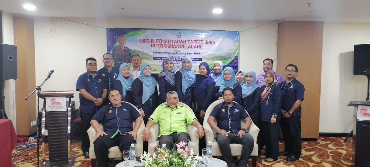 MelakaLpp's tweet photo. 2️⃣3️⃣✅️0️⃣8️⃣✅️2️⃣0️⃣2️⃣2️⃣
KURSUS PEMANTAPAN TADBIR URUS PERTUBUHAN PELADANG NEGERI MELAKA TAHUN 2022
TEMPAT : HOTEL SENTRAL RIVERVIEW, MELAKA
MASA : 8.00 PG - 5.00 PTG PENGURUS HEK DAN AKAUN PP
PERASMIAN PENUTUP : YBHG ENCIK AHMAD FUAD BIN ZAKARIA, PENGARAH LPP NEGERI MELAKA https://t.co/8lW0dvDM4o