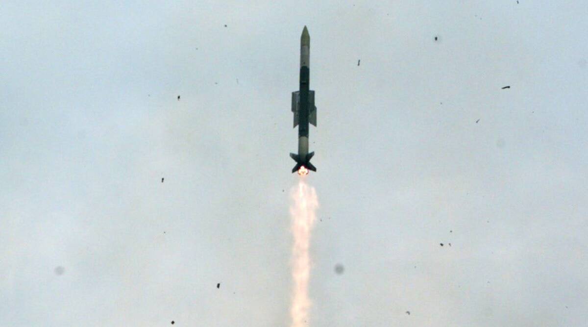 news_decode's tweet photo. The missile, equipped with indigenous Radio Frequency (RF) seeker, intercepted the target with high accuracy. The VL-SRSAM system has been indigenously designed and developed by India's DRDO. https://t.co/6wSiNR9ZPK