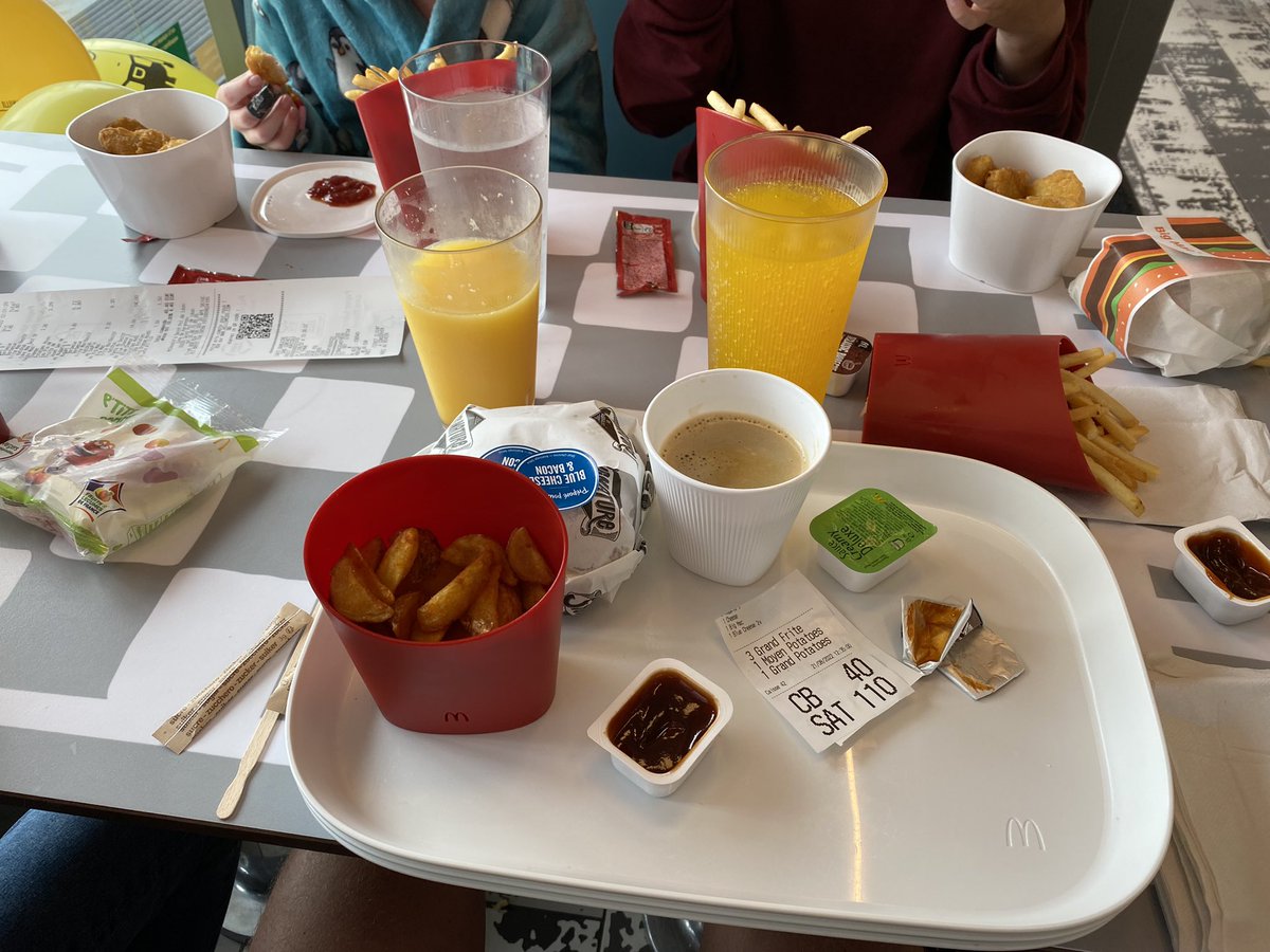 philruffle's tweet photo. @McDonalds when will reusable food packaging be coming to the UK? Had a meal in France where all the drinks, fries and food came in washable plastic containers. Almost no waste as a result. #brilliant #green #climate #lesswaste https://t.co/3E4vKbVV2F