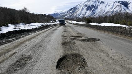 Continúa el deterioro de la Ruta Nacional 40, entre Bariloche y El Bolsón. Una vía de enorme valor turístico que conecta a los rionegrinos. Ante la inacción, falta de mantenimiento y nulo poder de gestión, solicitamos la renuncia del jefe de Vialidad Nacional RN, Gustavo Casas.